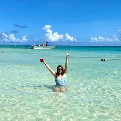 Digital nomad lifestyle (Dariece Swift cutely swimming in Playa Del Carmen)