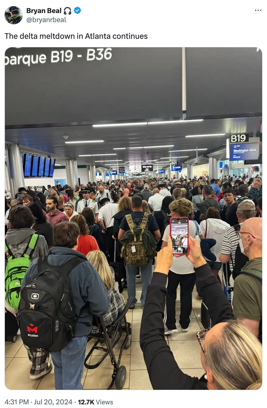 a twitter post of airline passengers crowded in the terminal